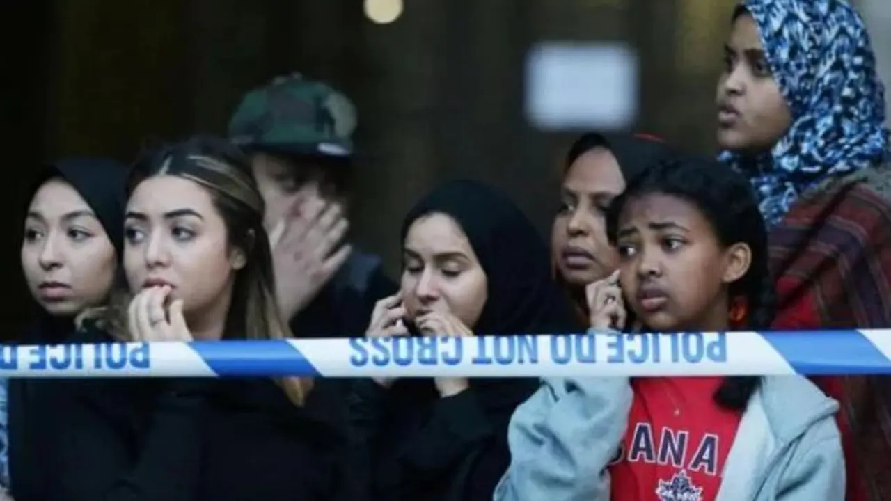 Warga menyaksikan kebakaran apartemen London. (AFP)