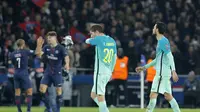 Pemain Barcelona tertunduk seusai dikalahkan Paris Saint-Germain 0-4 pada leg pertama 16 besar Liga Champions, Rabu (15/2/2017) dinihari WIB. (AP Photo/Michel Euler)