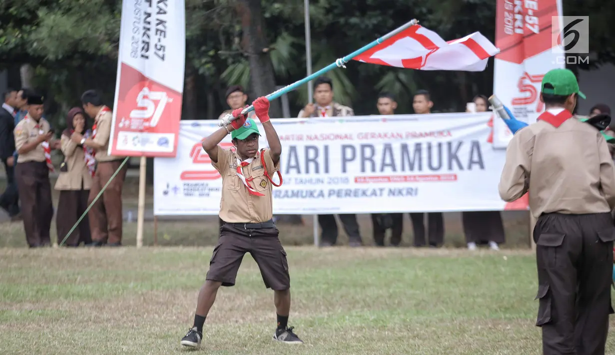 Seorang peserta pramuka menunjukan keahlianya dalam perayaan HUT ke-57 Pramuka di Lapangan Gajah Mada, Cibubur, Jakarta, Selasa (14/8). Perayaan ke-57 Pramuka kali ini mengangkat tema 'Pramuka Perekat NKRI'. (Liputan6.com/Faizal Fanani)