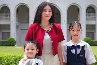 Sarwendah saat ambil raport kedua anaknya di sekolah. [@sarwendah29]