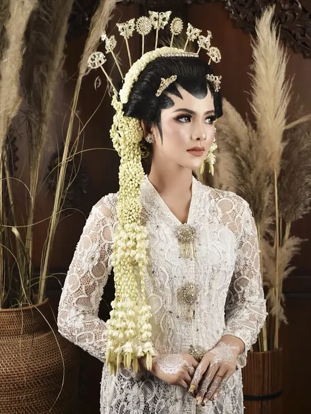 Bella Bonita dalam kebaya pengantin (Instagram/bellabonita_r.a)