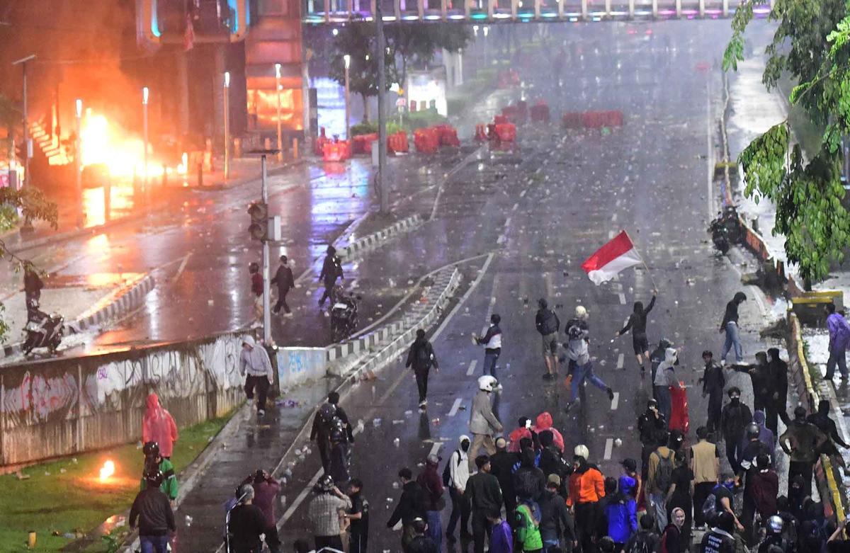 FOTO: Gas Air Mata dan Hujan Deras Paksa Massa Bubarkan Diri di Depan Polda Metro Jaya