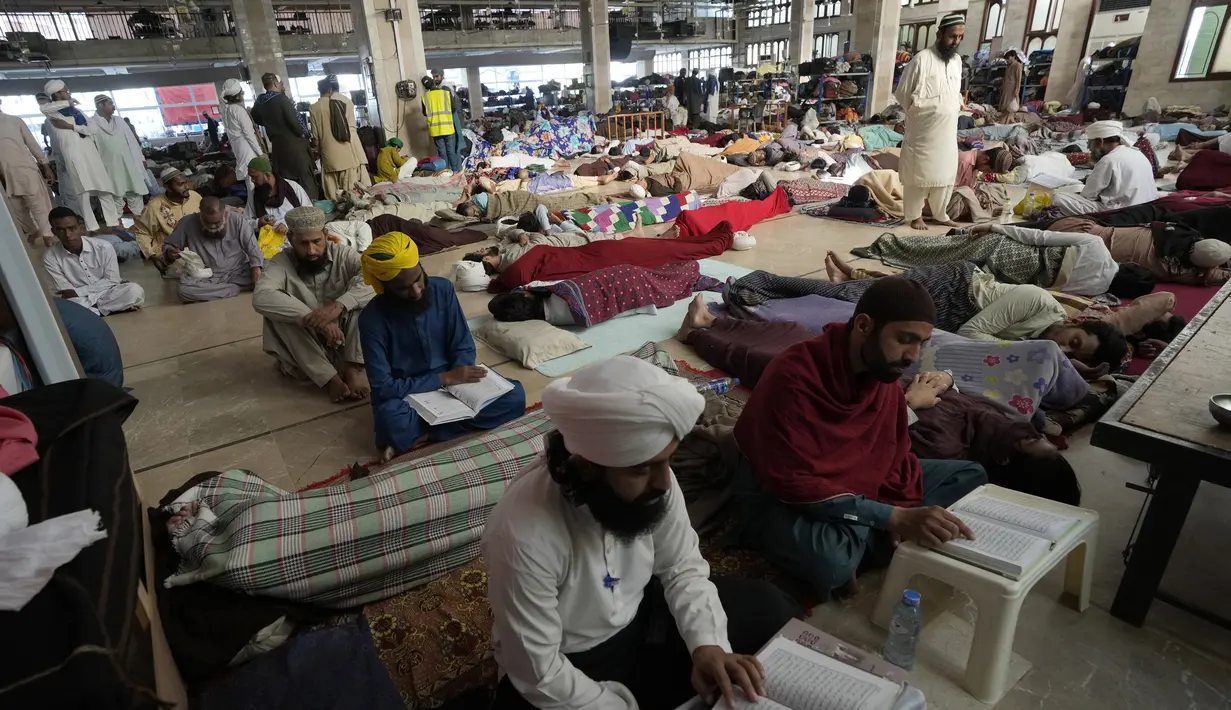 Lantaran sudah jamak ditemui di masjid, suasana menjadi lebih ramai saat tiba 10 hari terakhir Bulan Ramadhan. (AP Photo/Fareed Khan)