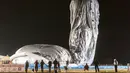 Kru membantu mengisikan nitrogen pada balon udara milik Petualang Fedor Konyukhov, Australia, Selasa (12/7). Fedor Konyukhov nekat terbang solo mengelilingi Bumi dengan sebuah balon udara panas. (Reuters/Oscar Konyukhov)