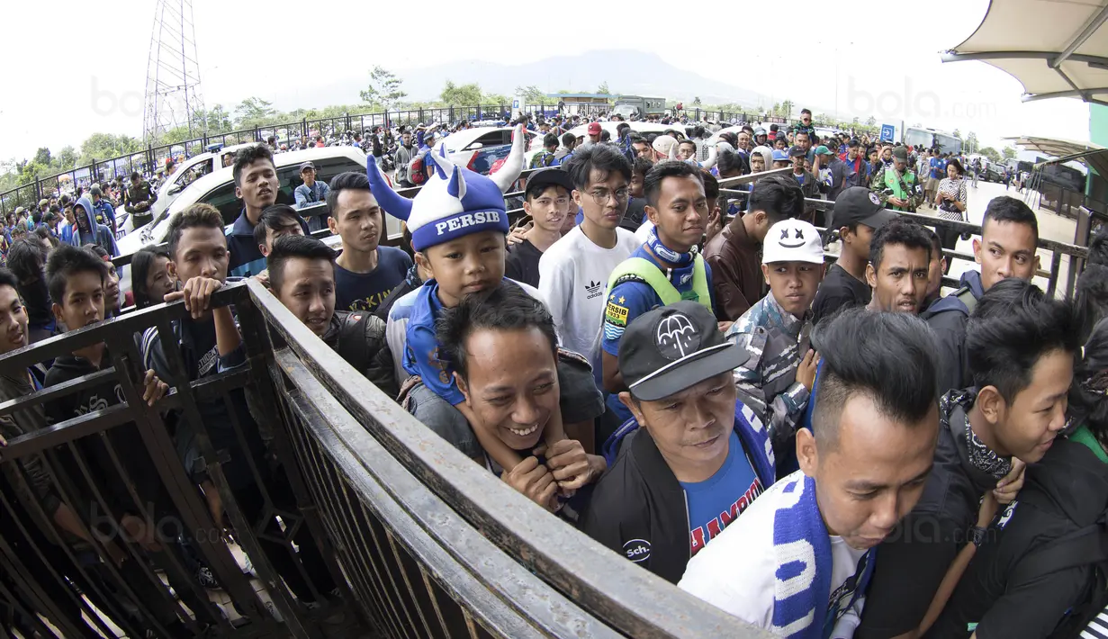 Sejumlah Bobotoh antri untuk menonton pembukaan Piala Presiden 2018 di Stadion GBLA, Bandung, Selasa (16/1/2018). Acara ini rencananya akan dibuka oleh Presiden Joko Widodo. (Bola.com/M Iqbal Ichsan)
