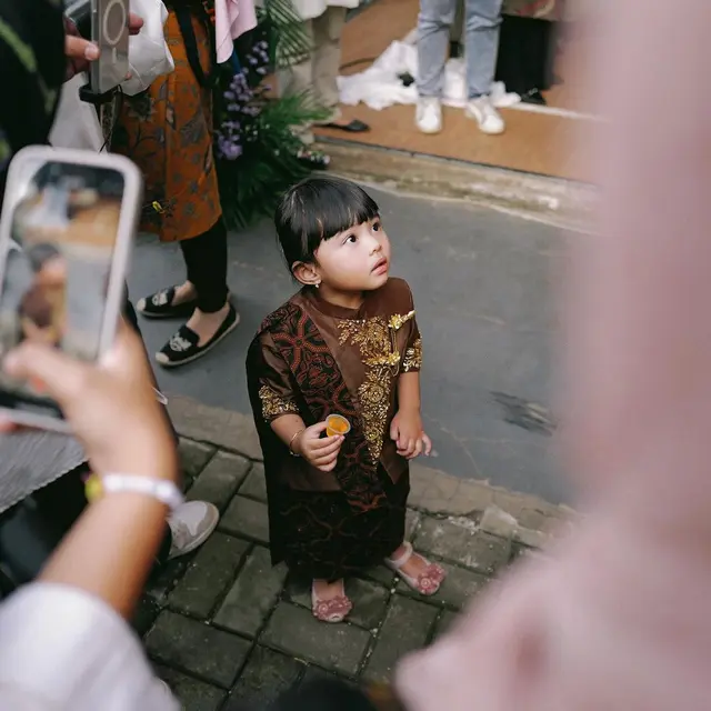 6 Gaya Kompak Dua Bayi Gemas Ameena dan Azura Pakai Kebaya Janggan di Acara Tedak Siten, Bak Jeng Yah Gadis Kretek Versi Mini