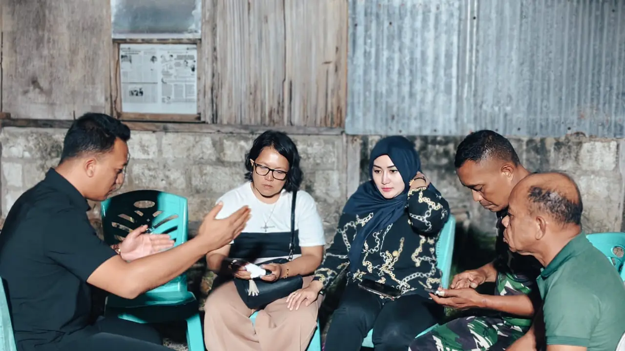 Kodim 1627/Rote Ndao menyerahkan tali asih kepada keluarga almarhum Prada Lucky Chepril Saputra Namo, prajurit TNI yang gugur saat berdinas di Batalyon TP/WM, Nagekeo, NTT. (Liputan6/Ola Keda)
