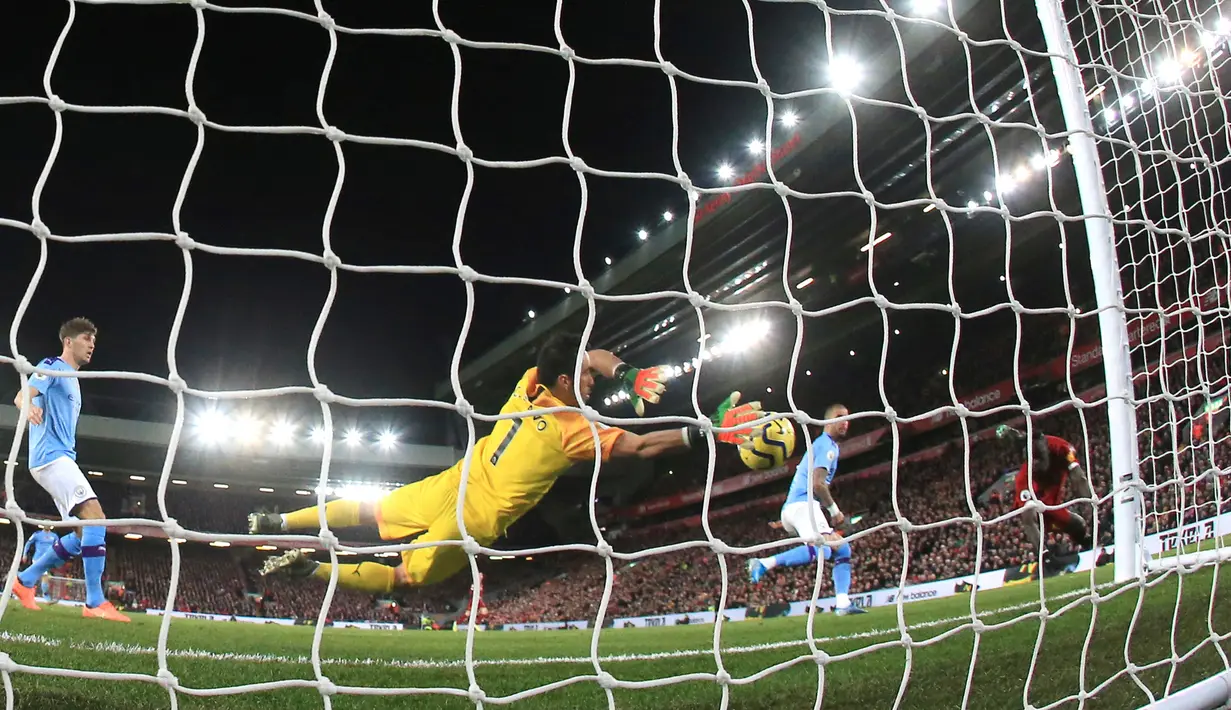 Winger Liverpool, Sadio Mane (kanan) mencetak gol ketiga untuk timnya ke gawang Manchester City dalam pertandingan pekan ke-12 Liga Inggris 2019-2020 di Anfield, Minggu (10/11/2019). Liverpool menghabisi Man City dengan skor cukup telak 3-1. (AP/Jon Super)