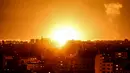 Ledakan terlihat selama serangan udara Israel di kota Gaza, Palestina (27/10). Israel mebombardir ke sejumlah titik di Jalur Gaza, termasuk beberapa di antaranya diyakini sebagai markas Hamas. (AFP Photo/Mahmud Hams)