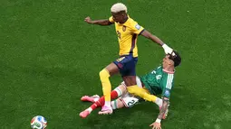 Pemain Meksiko Jorge Sanchez  terjatuh saat  berebut bola dengan pemain Ekuador Nilson Angulo selama pertandingan sepak bola babak 32 Piala Dunia antara Meksiko dan Ekuador di Mexico City, Selasa, (30/06/2026). (AP Photo/Silvia Izquierdo)