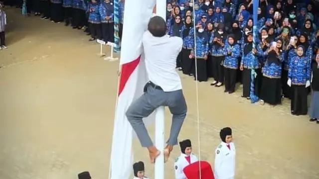 Salut.. Pelajar Madrasah di Ogan Ilir Panjat Tiang Bendera Agar Merah Putih Berkibar