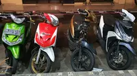 Barang bukti berupa sejumlah sepeda motor yang dicuri oleh 2 remaja di Manado.