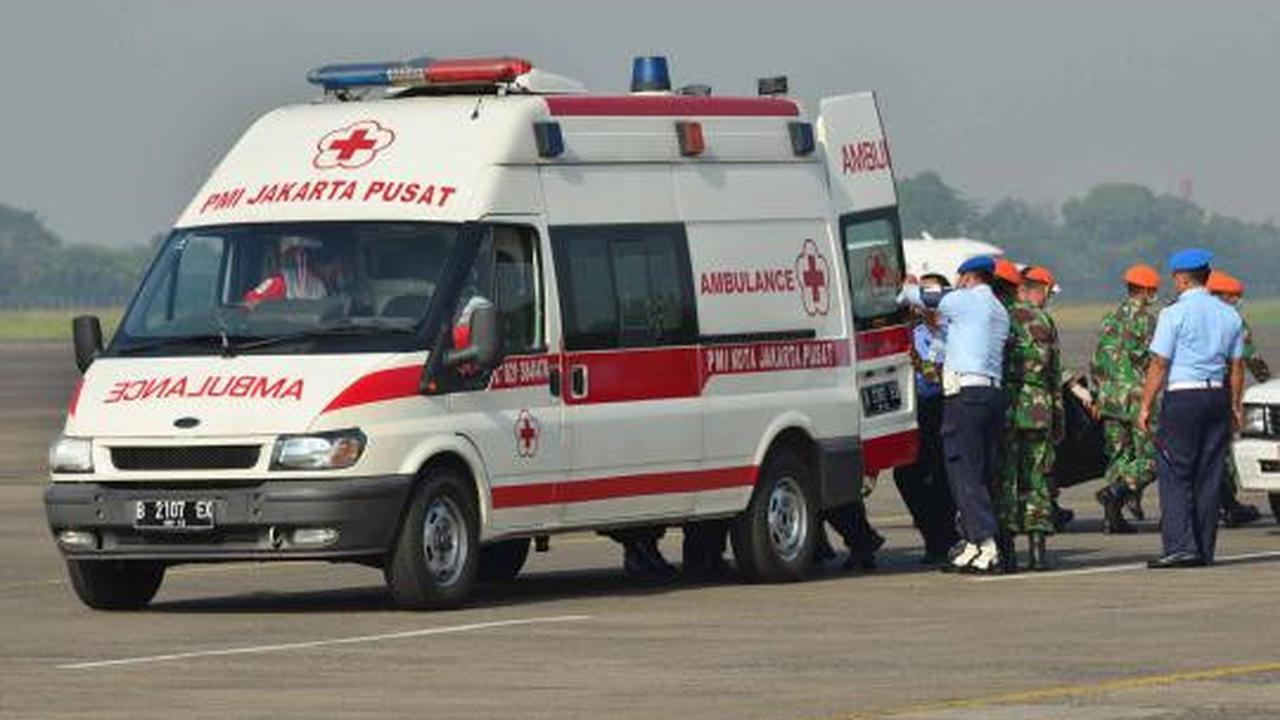 Sederetan mobil ambulans disiapkan untuk membawa korban pesawat Sukhoi 