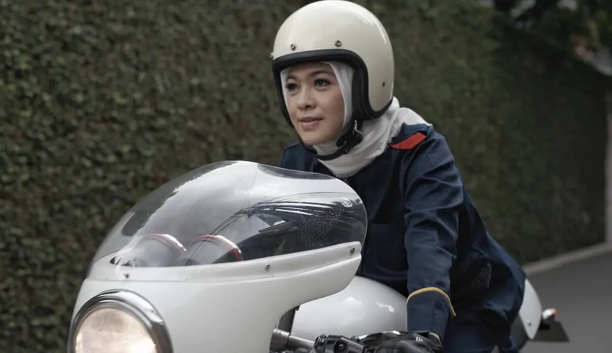Istri dari host kondang Ananda Omesh ini juga memiliki hobi yang sama dengan sang suami yaitu mengendari motor gede. Meski sekarang sudah berhijab, ternyata itu tidak menghalangi Dian untuk tetap menjalankan hobinya itu. (Liputan6.com/IG/@dianayulestari)