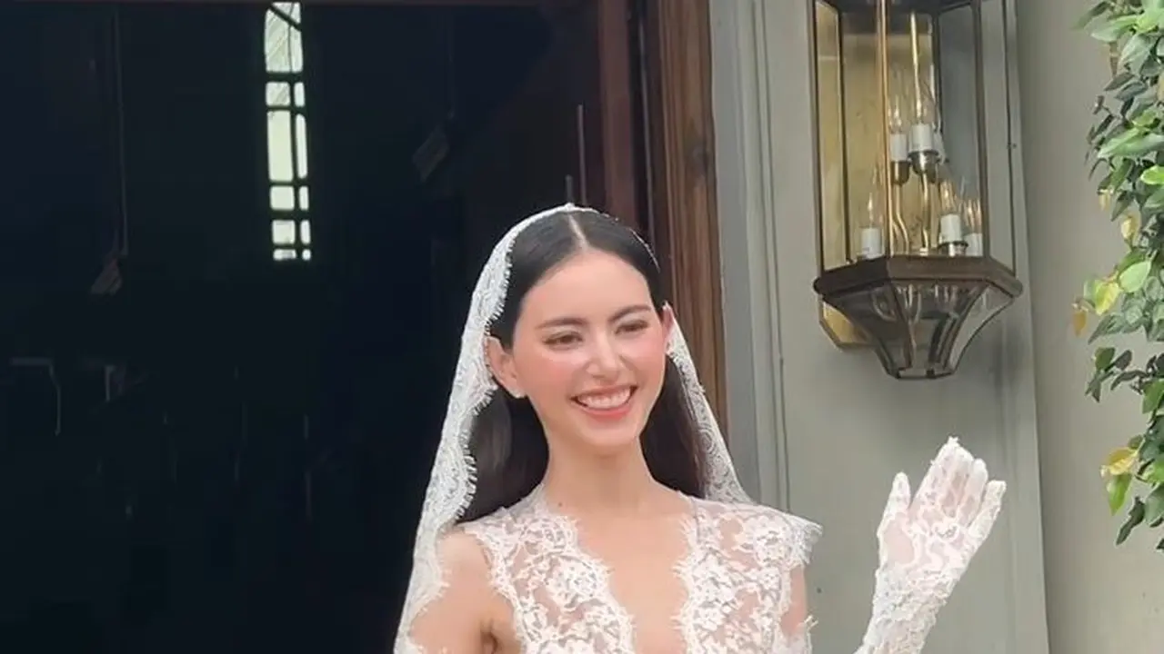 Davika Hoorne Tampil Memukau dalam Gaun Renda Berkerah Rendah di Momen Pernikahannya