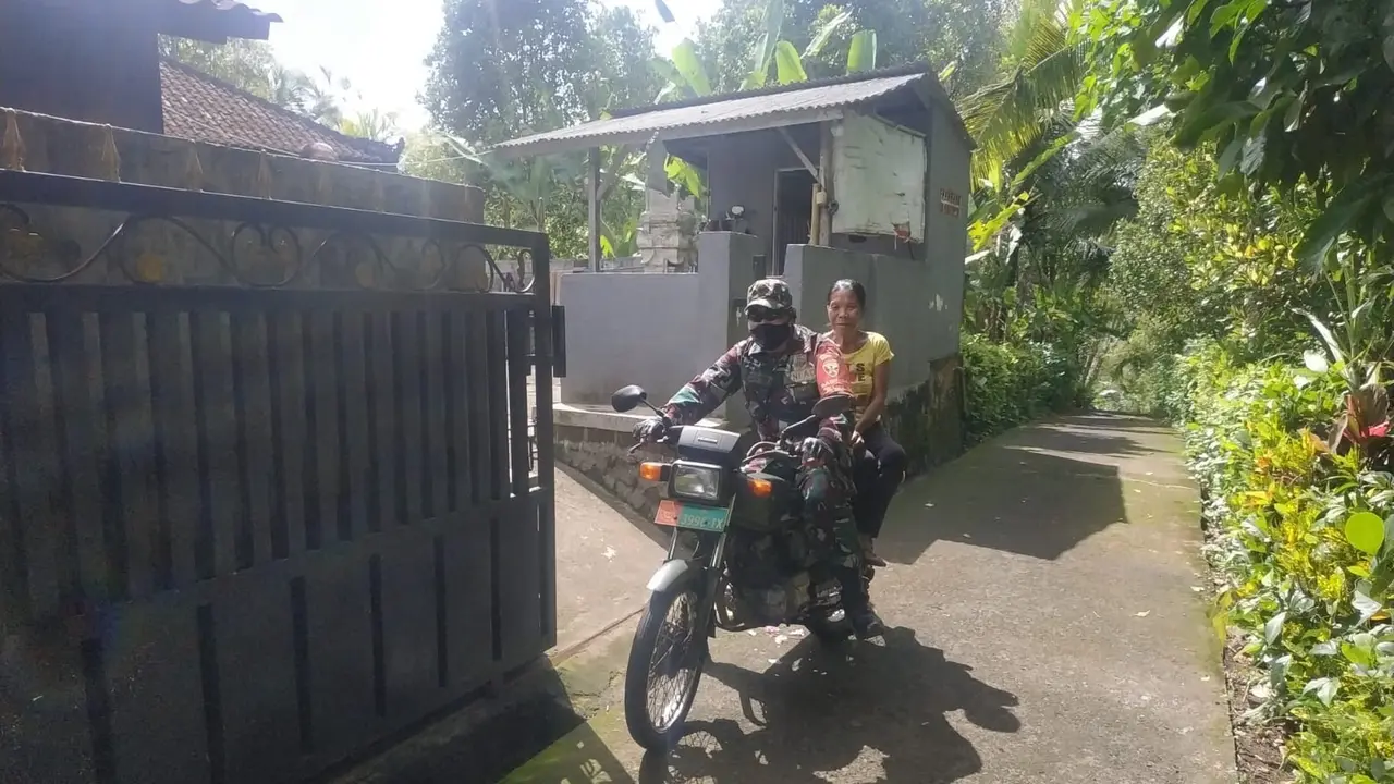 Babinsa Jembrana Antar Jemput Lansia untuk Vaksinasi