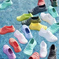 Sebuah alas kaki dengan warna-warna cerah, hadirkan kenyamanan unggul dan gaya yang tak terbantahkan.