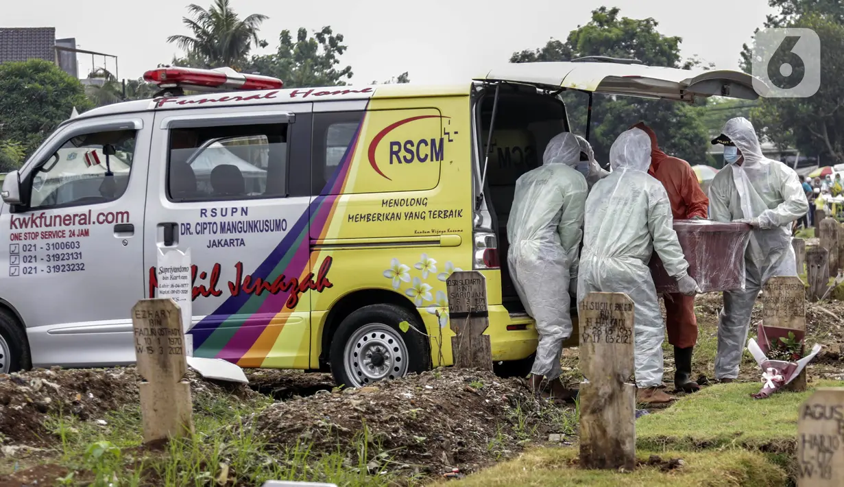 Petugas menurunkan jenazah korban COVID-19 dari ambulans saat pemakaman di Srengseng Sawah, Jakarta, Selasa (15/6/2021). Gubernur DKI Jakarta Anies Baswedan menjelaskan alasan angka kematian akibat COVID-19 di Jakarta relatif stabil dan terhitung sangat rendah. (Liputan6.com/Johan Tallo)