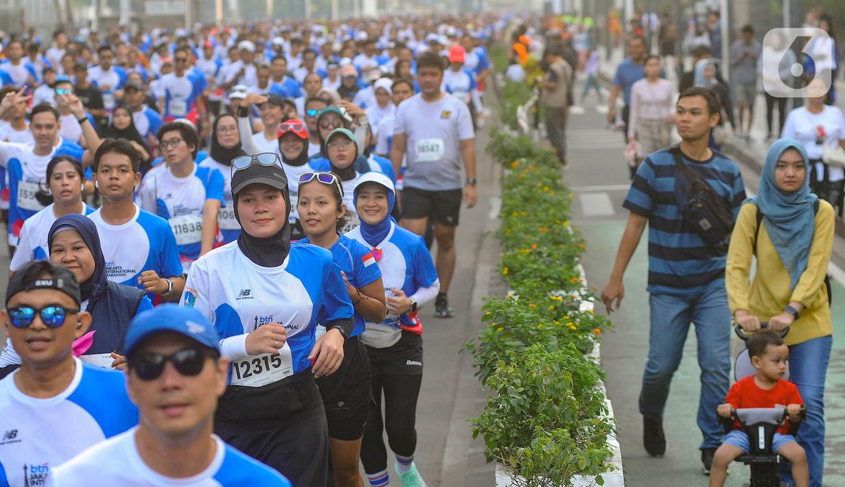 Ribuan peserta terlihat antusias mengikuti acara lomba lari JAKIM 2024. (merdeka.com/Arie Basuki)