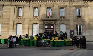 Para pelajar memblokade pintu masuk SMA Arago saat memprotes minimnya sumber daya sekolah di Paris, Prancis, Jumat (2/10/2026). (Dok. AP Photo/Aurelien Morissard)