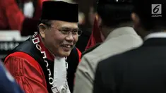 Hakim Konstitusi Aswanto menerima ucapan selamat usai dilantik sebagai Wakil Ketua Mahkamah Konstitusi (MK) di Gedung Mahkamah Konstitusi, Jakarta, Selasa (26/3). Aswanto terpilih sebagai Wakil Ketua MK periode 2019-2021 lewat mekanisme pemungutan suara. (merdeka.com/ Iqbal S. Nugroho)