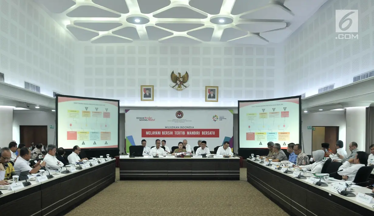 Suasana rapat tentang Percepatan Pemulihan Pasca Gempa Bumi NTB, Jakarta, Senin (12/11). Selain pemulihan pasca gempa, rapat tingkat menteri juga membahas Evaluasi Sosialisasi Penyaluran Bantuan dan Jaminan Sosial. (Merdeka.com/ Iqbal S. Nugroho)