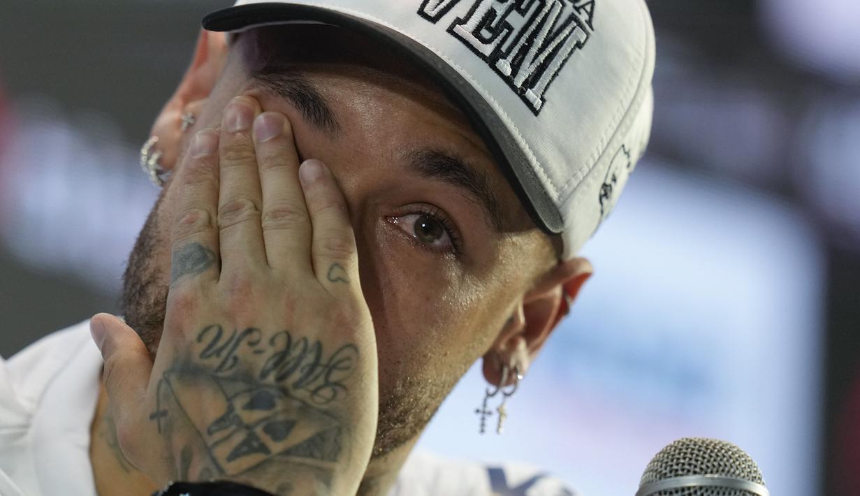 Neymar menyeka matanya saat konferensi pers pengenalan pemain baru Santos di Vila Belmiro, Sao Paulo, Brasil, Sabtu (01/02/2025) WIB. (AP Photo/Andre Penner)