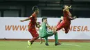 Bek Kalteng Putra FC, Bhudiar Riza, terjatuh usai dilanggar gelandang PSMS Medan, Gusti Sandria,  pada laga Liga 2 Indonesia di Stadion Patriot, Bekasi, Kamis, (9/11/2017). PSMS Medan menang 2-1 atas Kalteng Putra FC. (Bola.com/M Iqbal Ichsan)