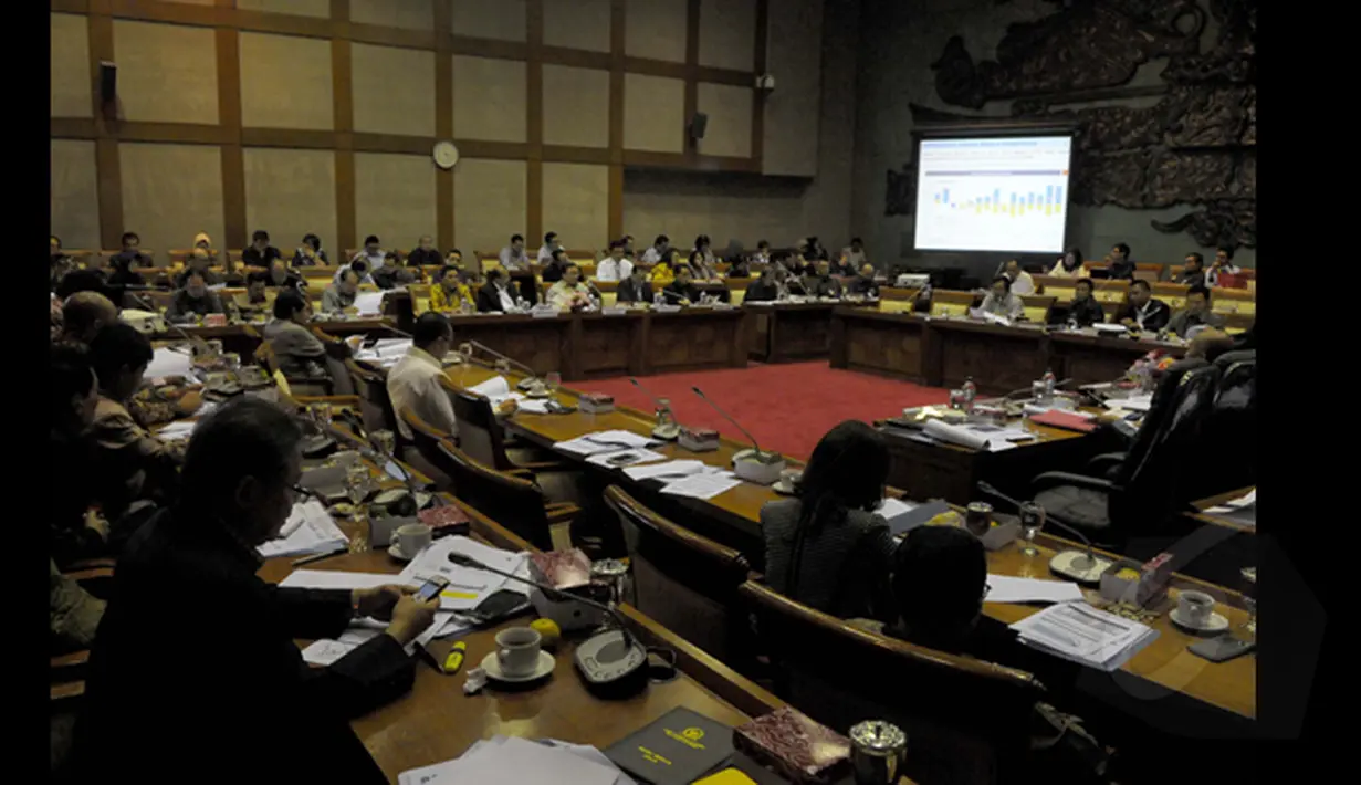 Suasana saat rapat kerja dengan Komisi XI di Gedung DPR RI, Komplek Parlemen, Jakarta, Kamis (22/01/2015). Pembahasan Asumsi Dasar Makro dan Pembiayaan dalam RUU APBN Perubahan TA 2015.  (Liputan6.com/Andrian M Tunay)