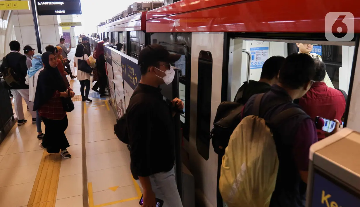 Sejumlah penumpang menaiki rangkaian kereta Light Rail Transit (LRT) Jabodebek dari Stasiun Dukuh Atas, Kuningan, Jakarta, Senin (28/8/2023). (Liputan6.com/Herman Zakharia)
