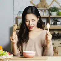 ilustrasi perempuan makan malam/copyright by chaythawin (Shutterstock)