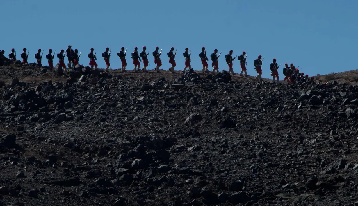 Prajurit Bolivia mengenakan kostum tentara Chili memerankan kembali pertempuran "Canchas Blancas," yang terjadi selama Perang Pasifik pada tahun 1879 di Canchas Blancas, Bolivia (28/3). (AP Photo/Juan Karita)