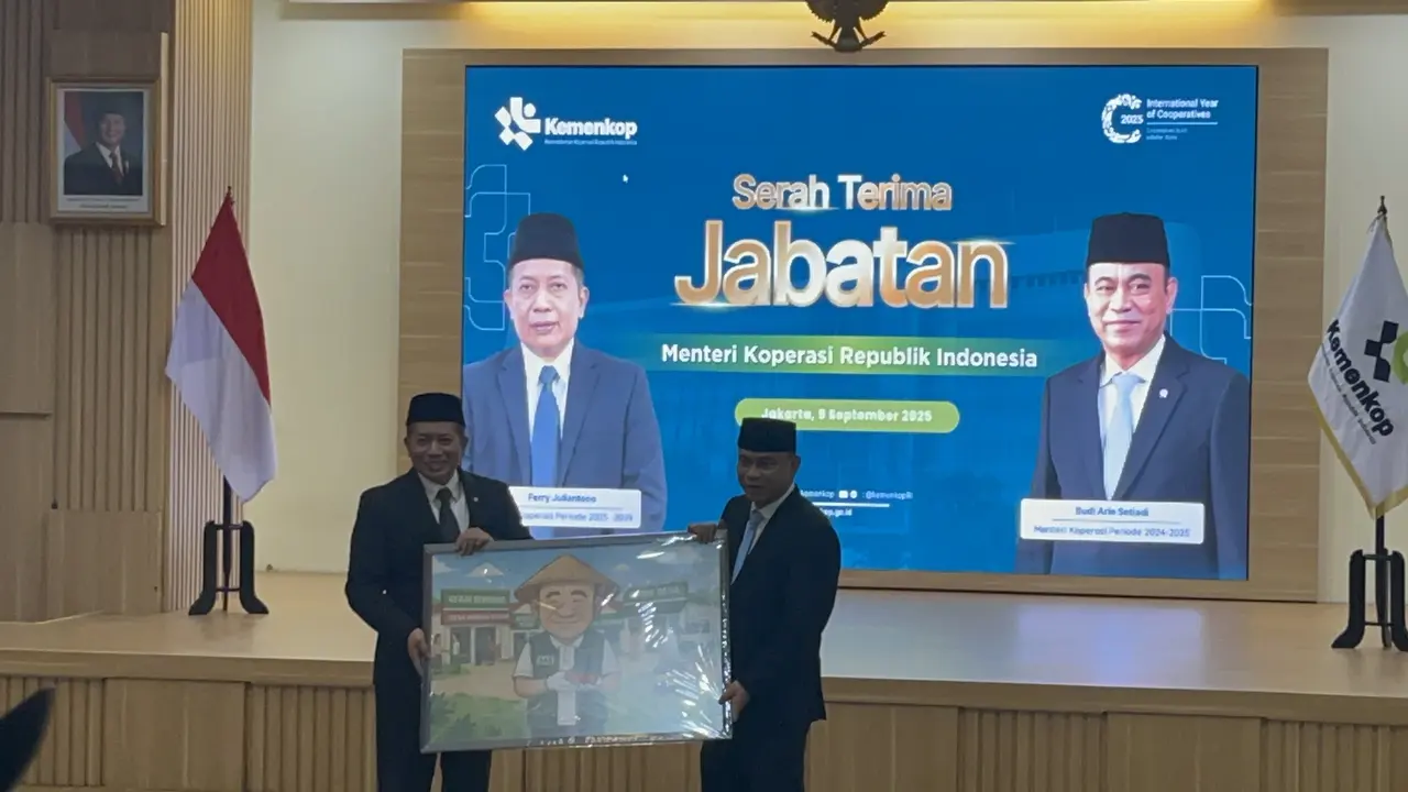 Serah Terima Jabatan Menkop dari Budi Arie Setiadi ke Ferry Juliantono