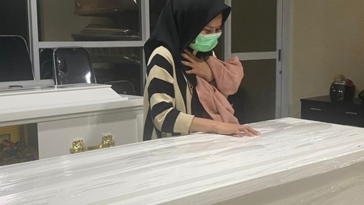 Tangis Pecah di Hadapan Peti Jenazah, Calon Istri Imam Masykur Korban Pembunuhan Paspampres: Negara ini Sungguh Kejam Untukmu Sayang
