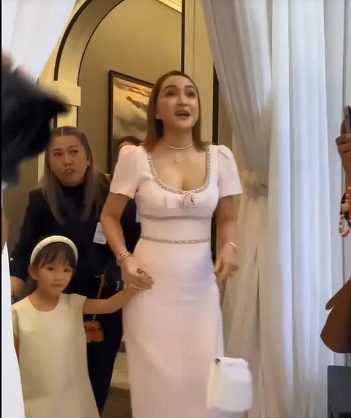 Potret Perayaan Ultah Shandy Aulia, Kompak Berpakaian Serba Putih dengan Putrinya