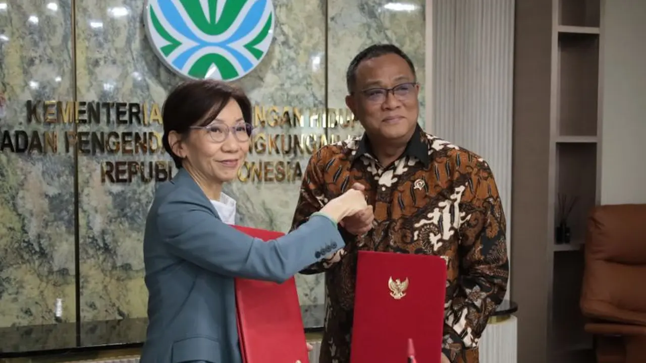 Menteri LH Jumhur Hidayat MoU dengan Menteri Keberlanjutan dan Lingkungan Hidup Singapura Grace Fu. (Antara)
