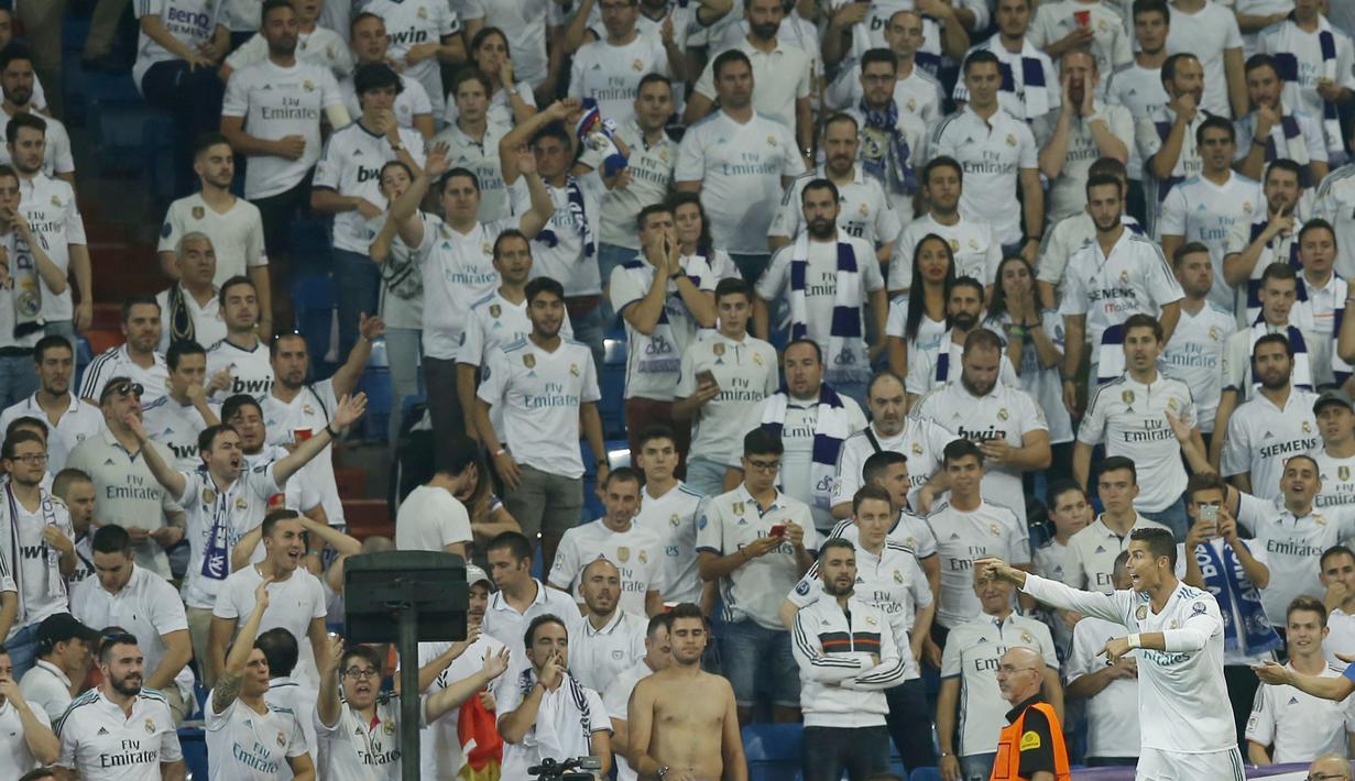 Aksi protes pemain Real Madrid, Cristiano Ronaldo (kanan) saat golnya ke gawang APOEL Nicosia dianulir wasit pada laga grup H Liga Champions di Santiago Bernabeu stadium, Madrid, (13/9/2017). Real Madrid Menang 3-0. (AP/Paul White)