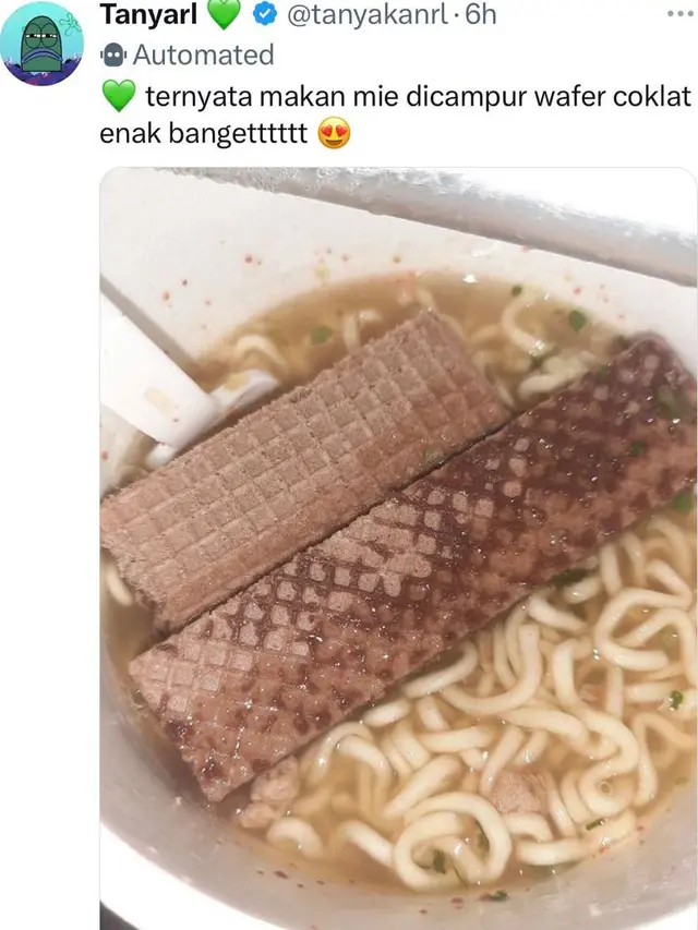 6 Potret Nyeleneh Mi Kuah Pakai Topping Wafer dan Biskuit, Disebut Sekte Baru