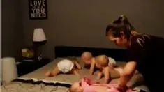 Video Corrie mengurus keempat anaknya ditonton lebih dari 51 juta kali di Youtube.
