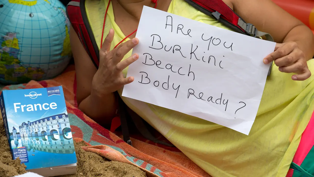 20160825-Protes Larangan Burkini, Wanita Inggris Gelar Pesta Pantai di Depan Kedubes Prancis-London