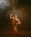 Bella Bonita baru saja mengunggah beberapa potret dirinya menjadi penari Jawa untuk photoshoot terbarunya. [Foto: Instagram/bellabonita_r.a]