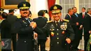 Kapolri Tito Karnavian memberikan ucapan selamat kepada Marsekal Madya Hadi Tjahjanto usai dilantik oleh Presiden Jokowi sebagai Kasau yang baru, Jakarta, Rabu (18/1). (Liputan6.com/Angga Yuniar) 