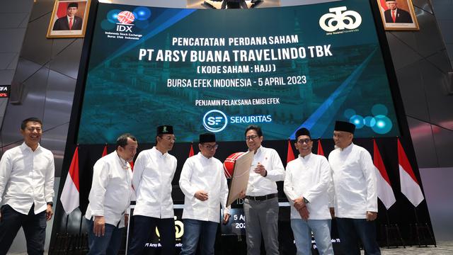 Pencatatan perdana saham PT Arsy Buana Travelindo Tbk (HAJJ), Rabu, (5/4/2023). (Foto: BEI)