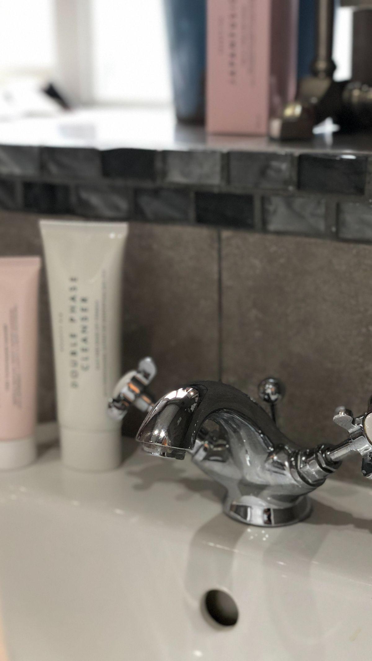 Rambut lepek seringkali menjadi masalah bagi banyak orang, terutama bagi mereka yang memiliki jenis rambut berminyak. Kondisi ini disebabkan oleh beberapa hal, salah satunya adalah produksi sebum berlebihan oleh kelenjar minyak di kulit kepala.