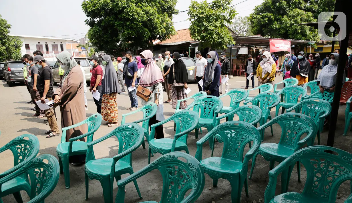 Ratusan masyarakat yang mengikuti vaksin Covid-19 berdiri mengheningkan cipta sejenak memperingati HUT ke-76 RI di Jakarta, Selasa (17/8/2021). Hal tersebut dilakukan untuk mengenang jasa para pahlawan dalam memperjuangkan Kemerdekan Republik Indonesia. (Liputan6.com/Angga Yuniar)
