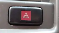Tekan tombol lampu hazard untuk memberi informasi bahwa mobil dalam kondisi berhenti atau darurat. (Sigit TS/Liputan6.com)