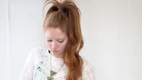 Coba cara mudah untuk mendapatkan gaya rambut ponytail yang panjang dan tampak lebih indah. (Foto: freepeople.com)