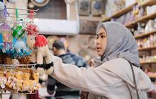 7 Potret Oki Setiana Dewi Asyik Belanja di Pasar Khan El Khalili Mesir, Penuh Antusiasme