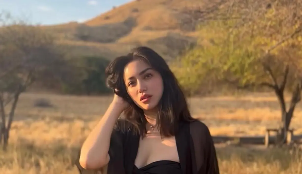 Opsi lainnya, bisa padukan bra top dengan sheer outerwear dan striped pants. [Instagram/inijedar]