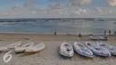 Para pengunjung bisa menikmati keindahan pantai sambil mendayung kano, Bali, Jumat (28/8/2015). Wisatawan mancanegara menjuluki pantai pandawa dengan sebutan Secret Beach. (Liputan6.com/Herman Zakharia)